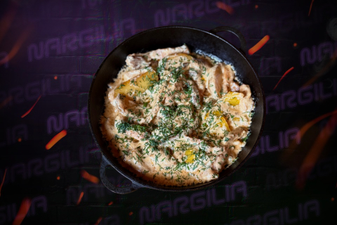 Сковородка мясная на белом соусе