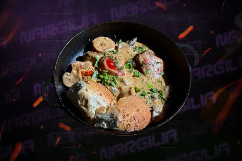 Сковородка мясная на белом соусе